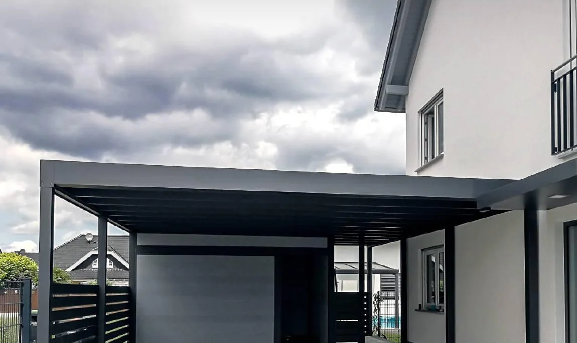 MF Carport aus Aluminium mit Trapezblech-Flachdach als Doppelcarport am Haus – MF Metall & Glasverarbeitung