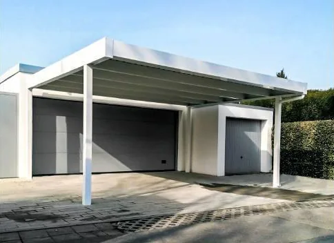 MF Carport in Verkehrsweiß RAL 9016 vor Garagen