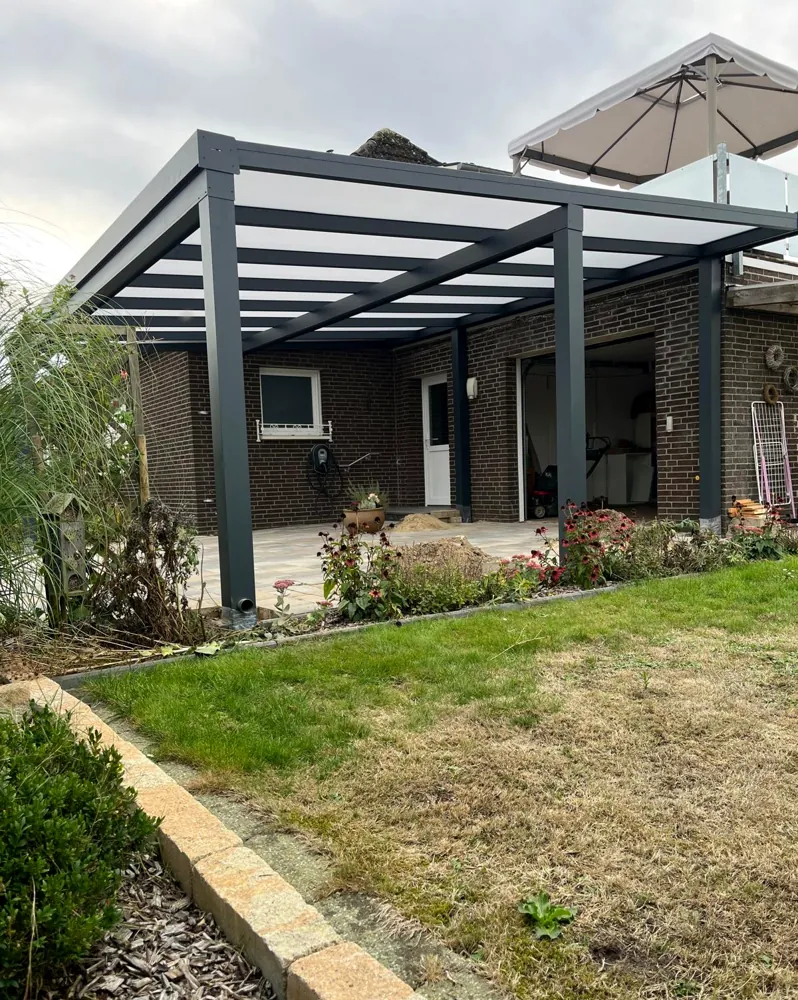 Überdachung aus Aluminium, RAL 7016 in Dinklage