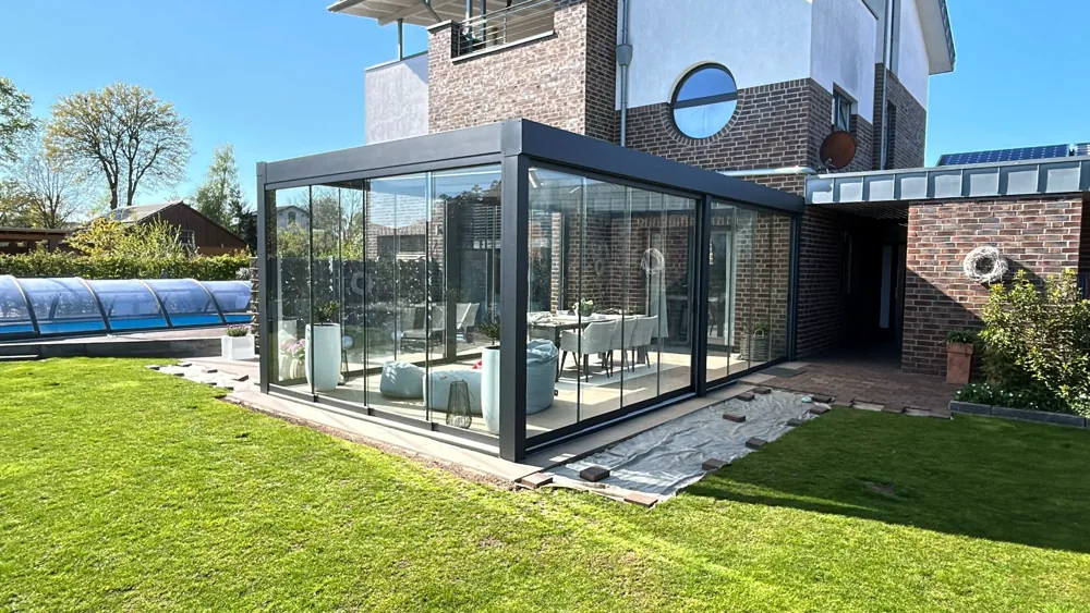 MF Cube, freistehend, VSG matt, 7,06 × 4,00 m, mit Glasschiebewänden in Lohne