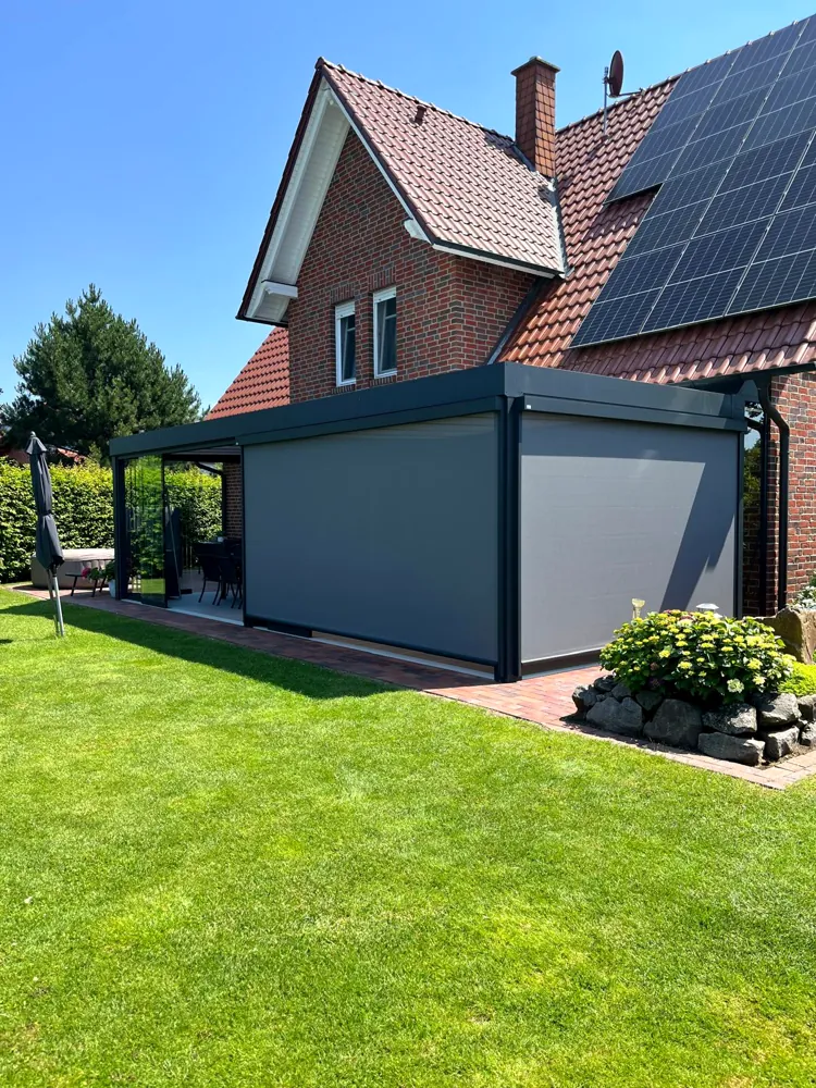 MF Cube, VSG klar, 9,06 × 3,50 m, mit Glasschiebewänden, Plissees und Zip-Markisen in Neuenkirchen-Vörden